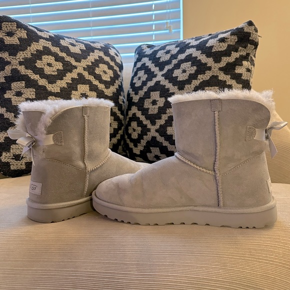 Women’s Ugg size 10 light gray Mini Bailey Bow II boots - Picture 3 of 6